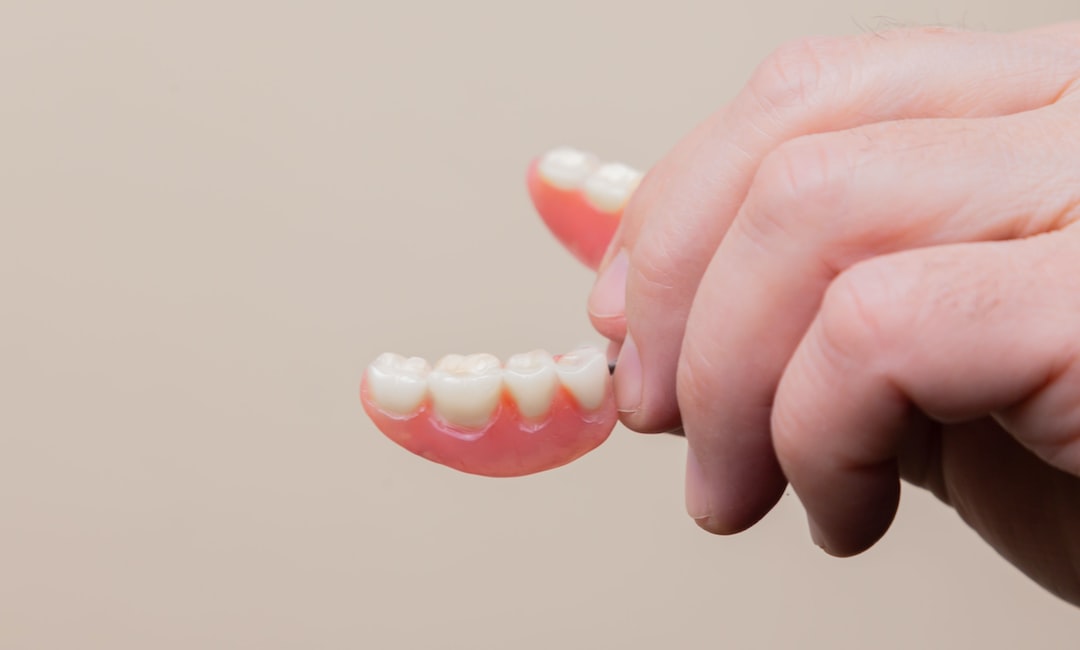 Ankara İnvisalign - İnvisalign vs. Metal Tel: Hangisi Daha Kolay Temizlenir?