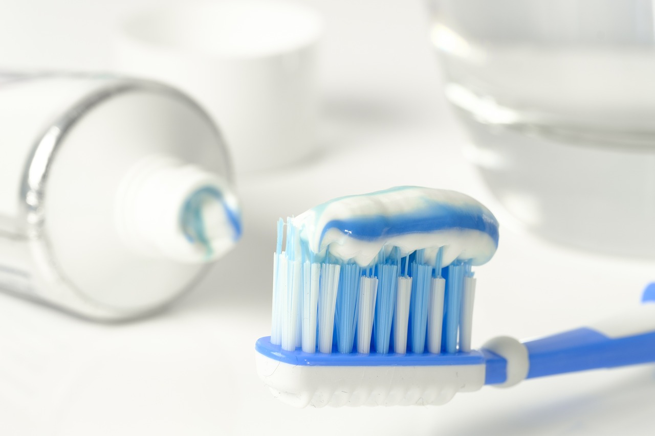 Ankara İnvisalign - İnvisalign vs. Metal Tel: Hangisi Daha Kolay Temizlenir?