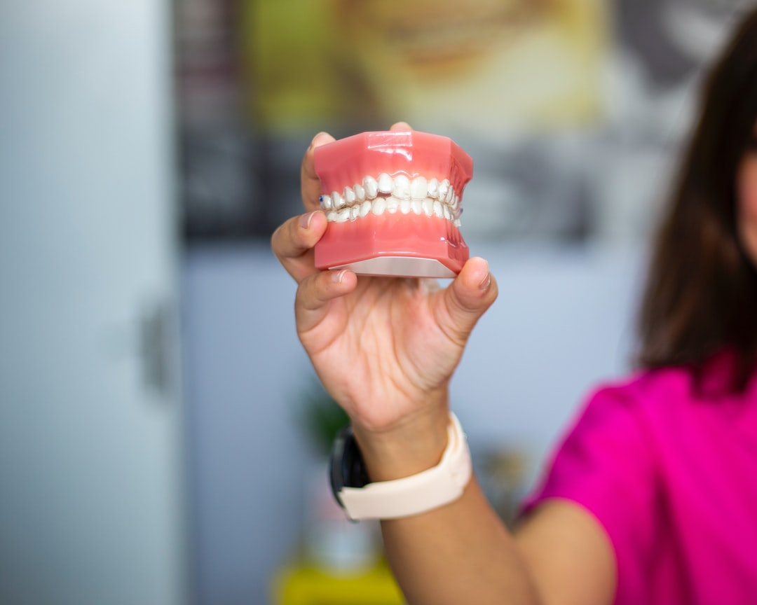 Ankara İnvisalign Tedavi - Invisalign ve Sabit Retainer: Hangisi Daha İyi Temizlenir?